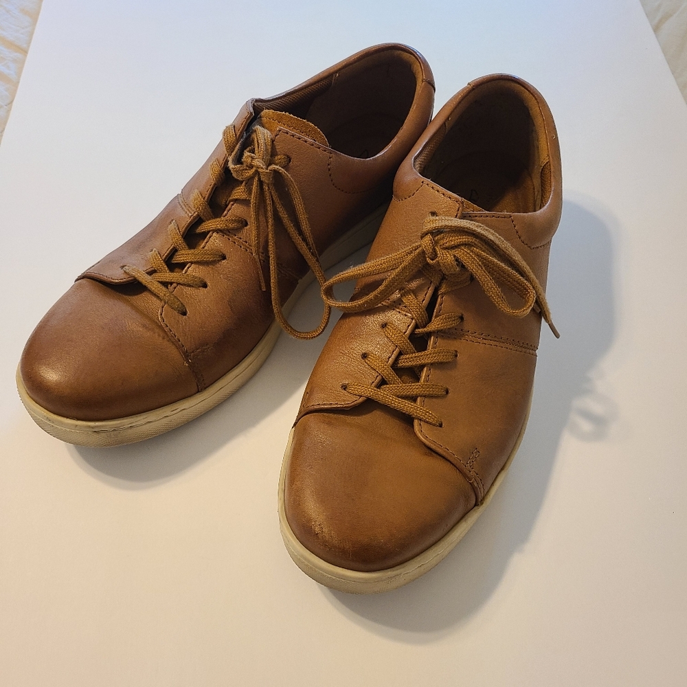 Clarks mens casual leather shoe Size 11M (water stains)
